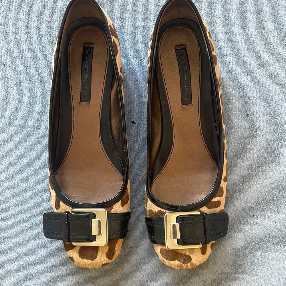 Bandolino Brown and Black Flats with Gold Hardware size 8 1/2 Med